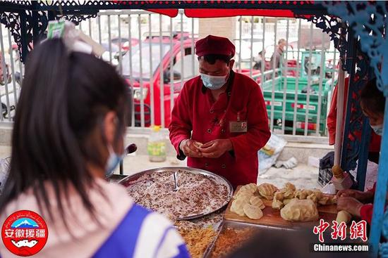 在新疆和田市伊里其乡，每逢星期日都会举办传统的巴扎，巴扎上有各种美食。白糖馕馅料、玉米馕、鲜榨石榴汁、蜜味浆、烤鸡蛋、烤包子、架子肉、黄面等美食，让人垂涎欲滴，不仅如此，这里还有各种禽类、服帽、水果售卖。
