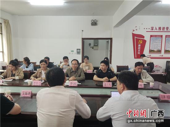 金秀县组织部副部长、县人社局党组书记、局长李波在座谈会上讲话。  丁永亮  摄