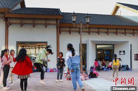 贵州省毕节市赫章县，当地儿童在台盟捐建的金银山少儿活动中心前做游戏　台盟中央供图