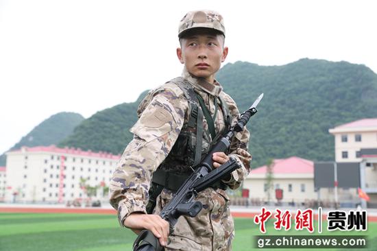 武警贵州总队新兵团组织开展刺杀基础动作训练