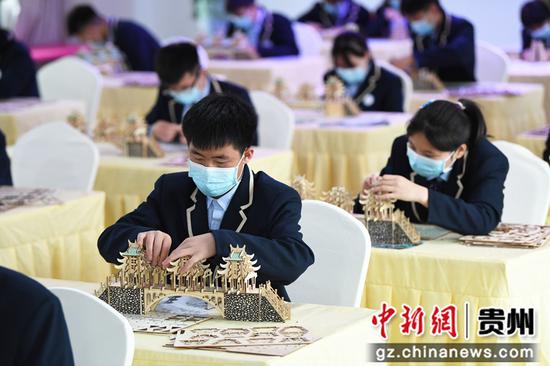 5月18日，在贵州省民族博物馆开展的“我来搭建民族建筑”益智科教研学活动现场，贵阳市新城职业学校的学生正在搭建风雨桥模型。