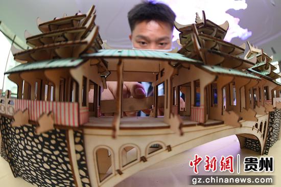 5月18日，在贵州省民族博物馆开展的“我来搭建民族建筑”益智科教研学活动现场，贵阳市新城职业学校的学生正在搭建风雨桥模型。3