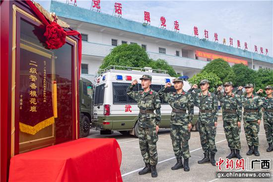 5月17日，“二级警备模范班”战士们在荣誉柜前重温军人誓词。宁嘉勇 摄