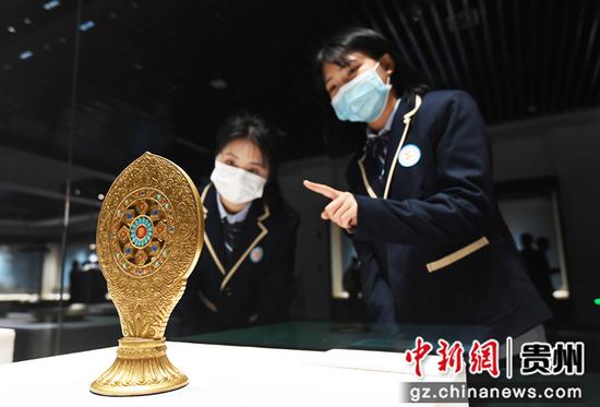5月18日，贵阳市新城职业学校的学生正在贵州省民族博物馆参观“金玉满堂”文物展。