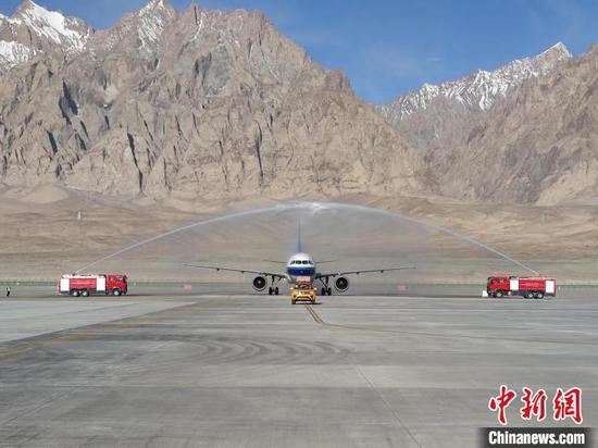 18日，一架空客A319-115型客机平稳降落跑道，标志着塔什库尔干红其拉甫机场正式试飞。　塔县融媒体中心供图