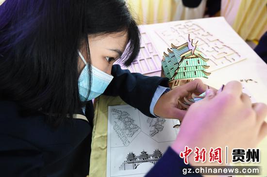 5月18日，在贵州省民族博物馆开展的“我来搭建民族建筑”益智科教研学活动现场，贵阳市新城职业学校的学生正在搭建风雨桥模型。