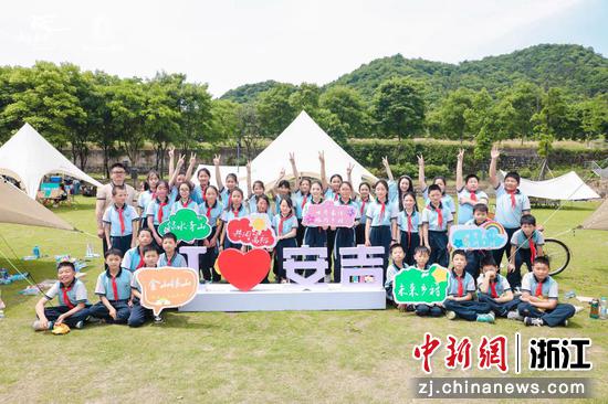 游客在安吉余村露营音乐会现场合影。 安吉县文化和广电旅游体育局 供图