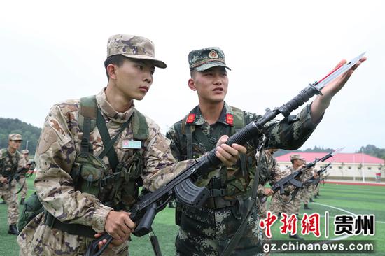 武警贵州总队新兵团组织开展刺杀基础动作训练