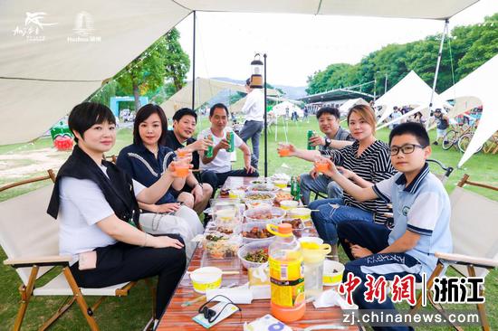 游客体验安吉余村露营活动。 安吉县文化和广电旅游体育局 供图