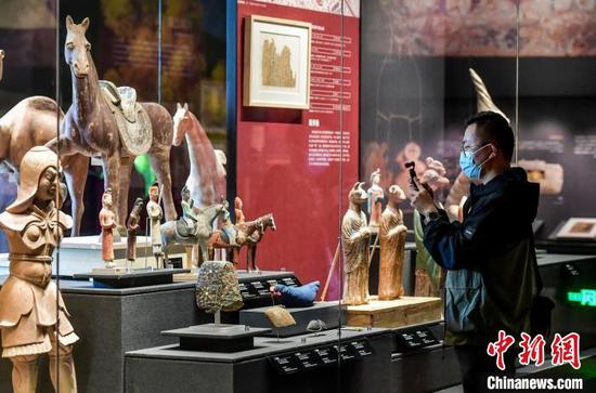 展览由7个部分组成，以中国通史新疆地方史为脉络。　刘新 摄
