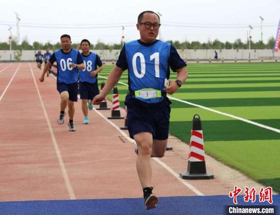 18日上午，消防救援人员在库尔勒市举行3000米体能长跑比赛。　陶拴科 摄