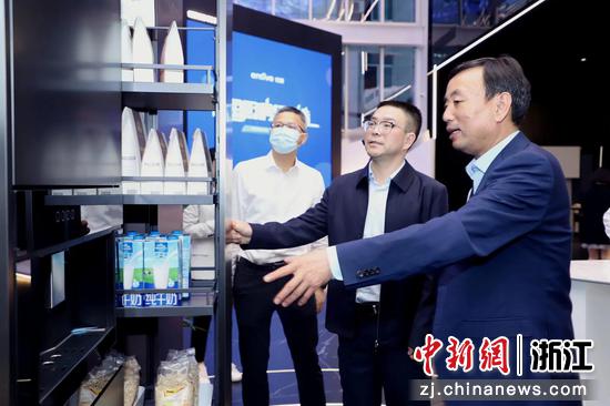 2022年5月，毛子荣（中）在绍兴调研数字化改革工作 浙江省审计厅提供