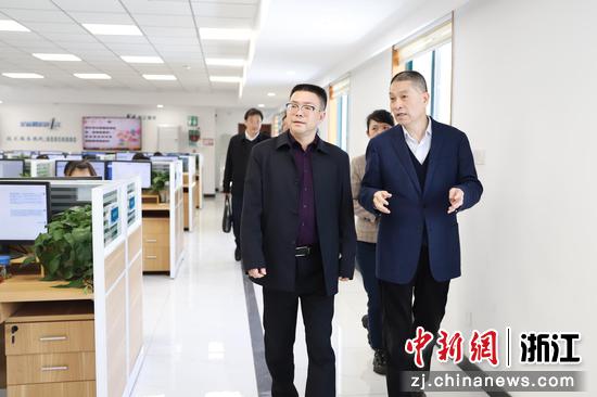 2022年3月，毛子荣（左）在浙江省信访局调研数字化改革工作 浙江省审计厅提供