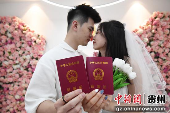 5月20日，在贵阳市南明区政务大厅婚姻登记处，一对新人展示自己刚刚领取的结婚证。