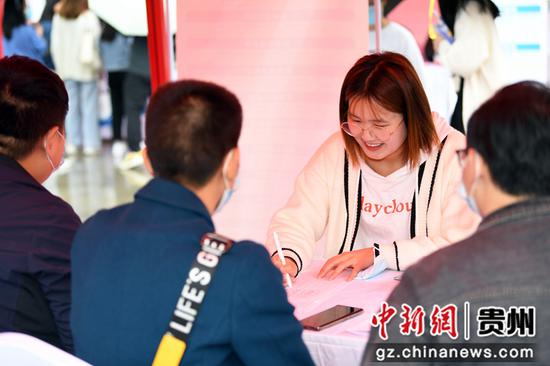 5月19日，贵阳学院2022届毕业生在专场招聘会现场向用人单位填写个人信息。