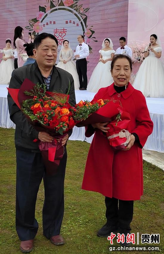 图为张巍、杨凤霞两位金婚劳模老人。