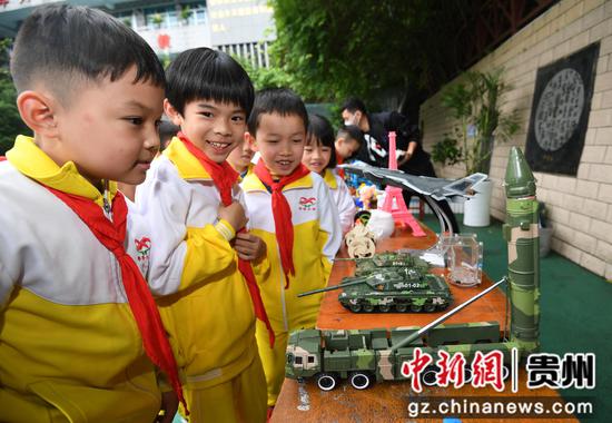 5月20日，贵阳市南明区甲秀小学的学生正“科普进校园”主题活动现场参观军事模型。