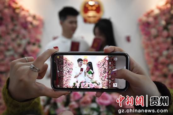 5月20日，在贵阳市南明区政务大厅婚姻登记处，一对新人展示自己刚刚领取的结婚证。