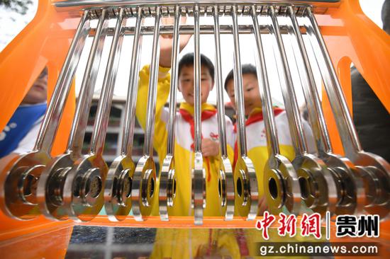 5月20日，贵阳市南明区甲秀小学的学生正“科普进校园”主题活动体验“磁力传动摆”。