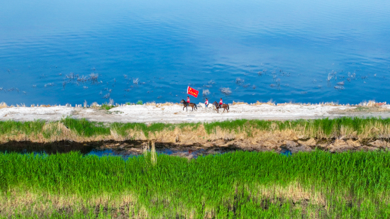 5月20日，新疆博湖县乌兰再格森乡组建马背上的党员先锋队，对博斯腾湖沿岸开展日常巡护工作。年磊 摄