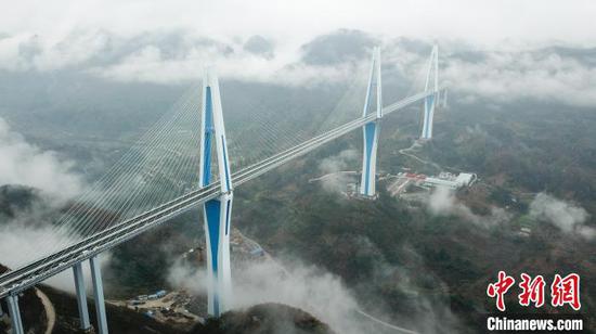 高速公路与“云端”大桥相遇 贵州成西南陆路交通枢纽