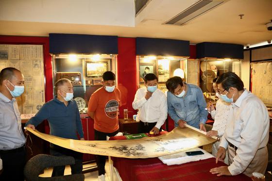 5月20日，天津百年劝业博物馆，文物鉴定专家为市民免费鉴宝。