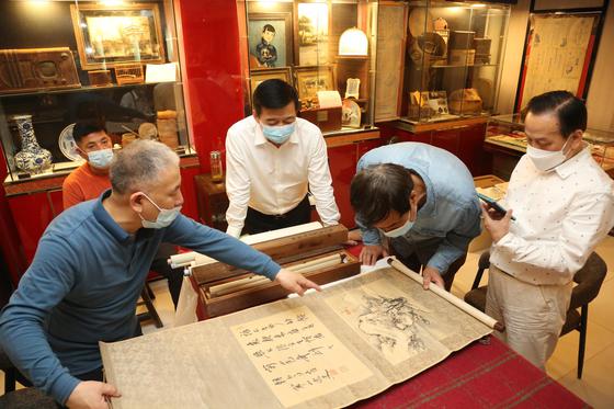 5月20日，天津百年劝业博物馆，文物鉴定专家为市民免费鉴宝。