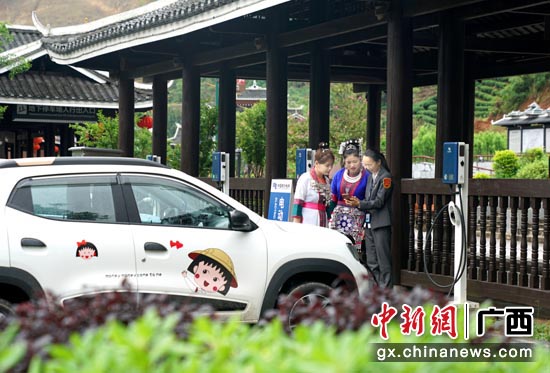 2022年，广西柳州三江侗族自治县著名景点程阳八寨景区服务区里建成了新能源汽车充电站，方便群众使用绿色能源出行。杨波 摄