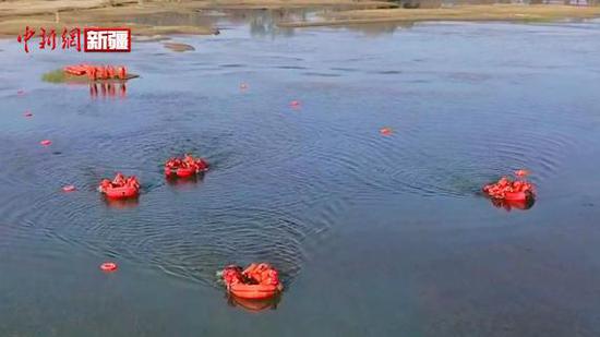 实拍：新疆巴州森林消防开展水域救援技能训练