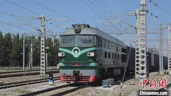 “泉州-莫斯科”中欧班列经新疆霍尔果斯铁路口岸出境。　李明　摄