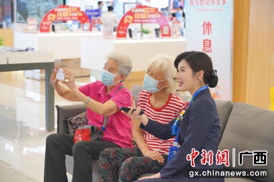 移动工作人员正在“手把手”地教老年人使用“全千兆”网络看电视  杨大新 摄