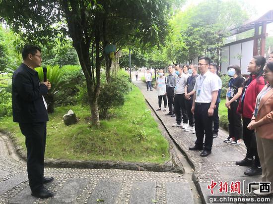 培训班学员到临桂区中庸镇泗林村参观学习。丁永亮  摄