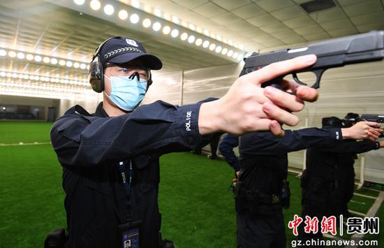 5月24日，贵阳市公安局南明分局的民警在全警实战大练兵活动现场开展实弹射击专项训练。