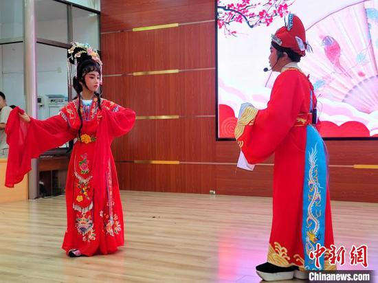 四年级学生黄艺盈、朱浩庆表演琼剧《刁蛮公主》选段。　王晓斌 摄