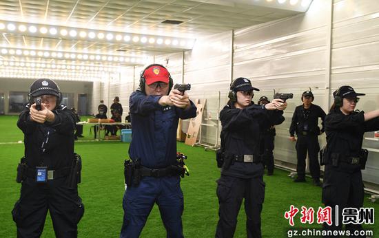 5月24日，贵阳市公安局南明分局的民警在全警实战大练兵活动现场开展实弹射击专项训练。