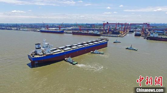 双燃料动力20.9万载重吨纽卡斯尔型散货船“诺瓦特拉山”号离开上海。　郑磊　摄
