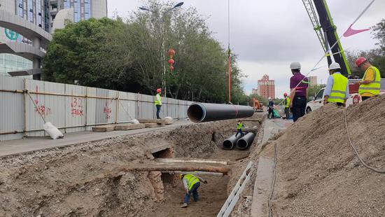新疆昌吉市供热管网改造项目（红旗路—塔城路）项目施工现场。叶飞 摄