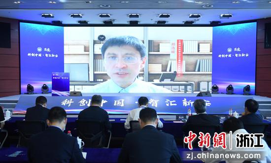 中国科协科学技术传播中心主任郑浩峻通过视频发言。  王刚 摄