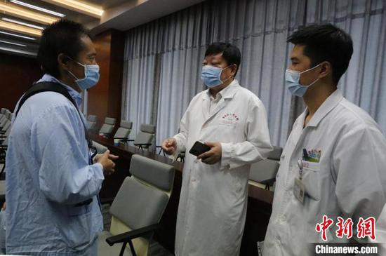 24日，新疆两例小磁悬浮“人工心脏”植入术患者康复出院，医护人员出院前为患者叮嘱出院后注意事项。　陶拴科 摄