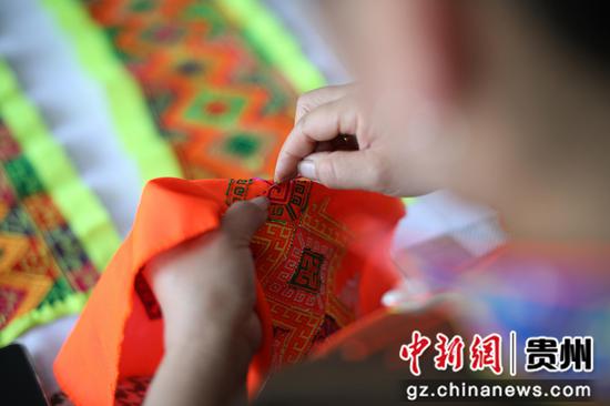 5月25日，苗族妇女在贵州省丹寨县金泉街道移民安置社区非遗手工坊做手工刺绣。