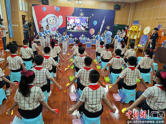 南宁市友谊路小学的同学们表演科普舞蹈。雷剑秋 摄