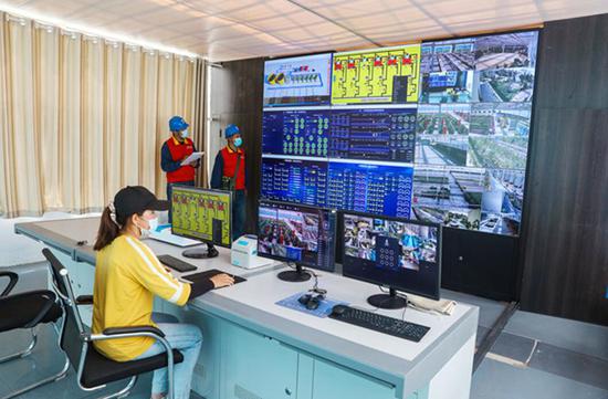 党员服务队队员在新疆盛世华强农业科技有限公司展示区检查监控室设备用电情况。