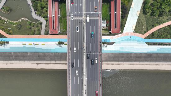 杭州西兴大桥下的淡蓝色跑道十分亮眼。 王刚 摄