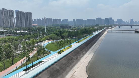 钱塘江畔的淡蓝跑道成为一抹亮色。 王刚 摄