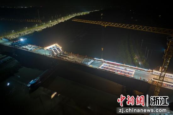 俯瞰沪苏湖铁路湖州段最长连续梁合龙场景 伊凡供图