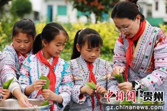 贵州黔西：包粽子 学传统 迎端午