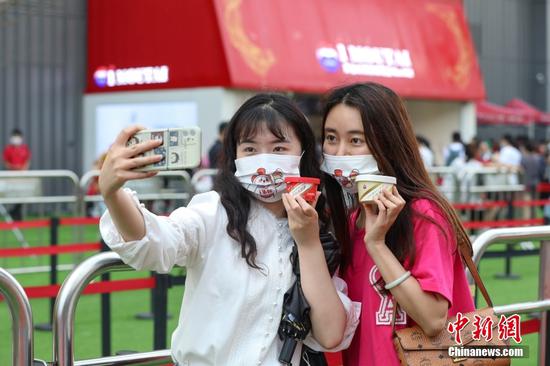5月29日，贵州贵阳，市民购买茅台冰淇淋后自拍。中新社记者 瞿宏伦 摄