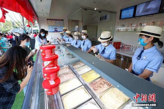 市民在茅台冰淇淋旗舰店购买冰淇淋。中新社记者 瞿宏伦 摄