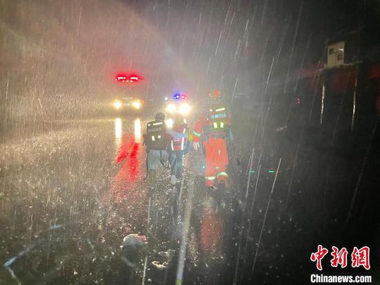 图为消防员转移被困民众。　黔南州消防救援支队供图
