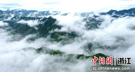 杭垓镇呈现出瀑布云海的壮观景象  吴建勋 摄